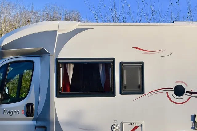 Aire du plan d'Eau camping car a Meilhards
