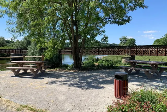Aire de camping-cars au bord du Doubs